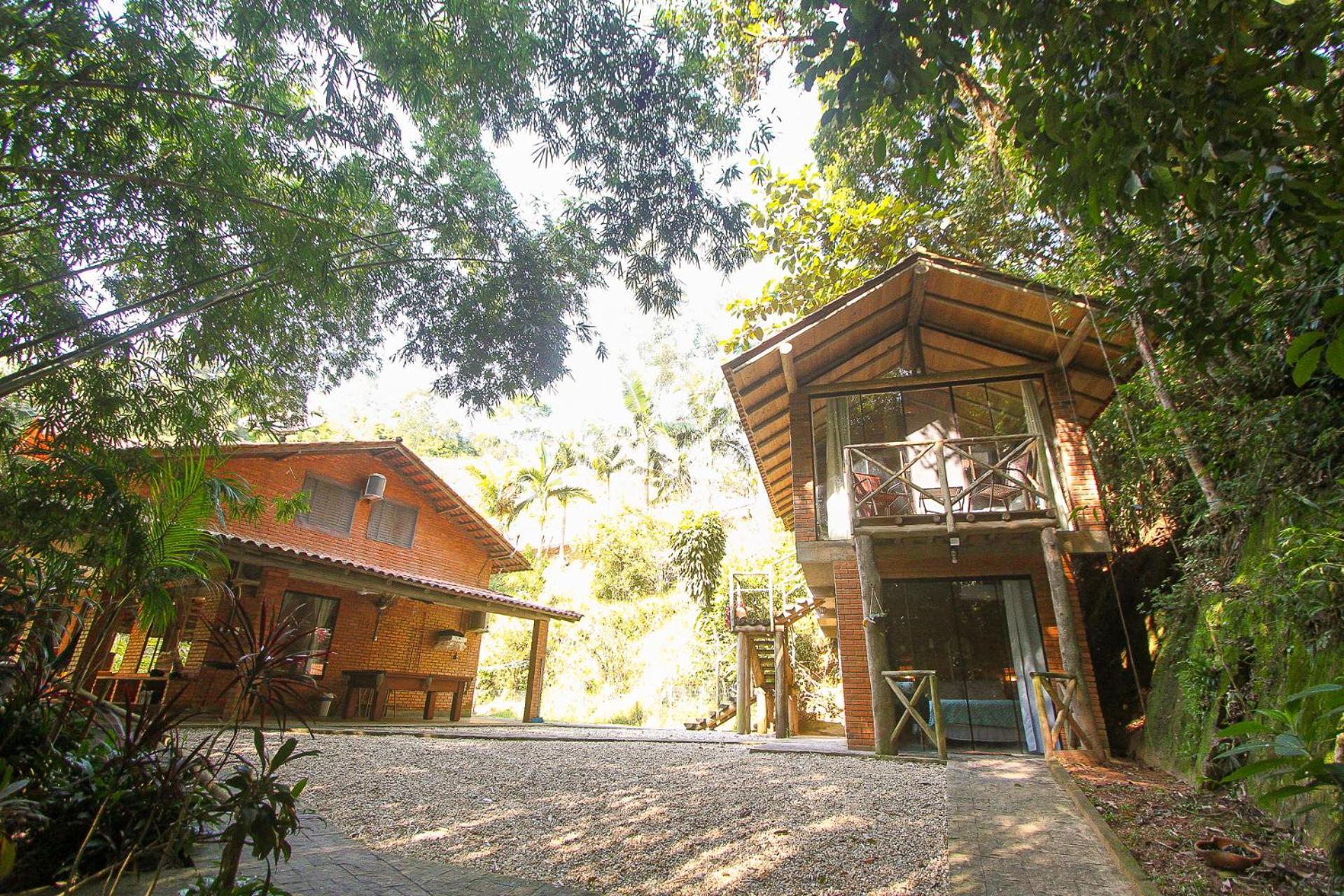 Com Cachoeira No Quintal Antonio Carlos
