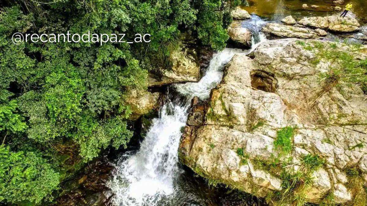 Com Cachoeira No Quintal