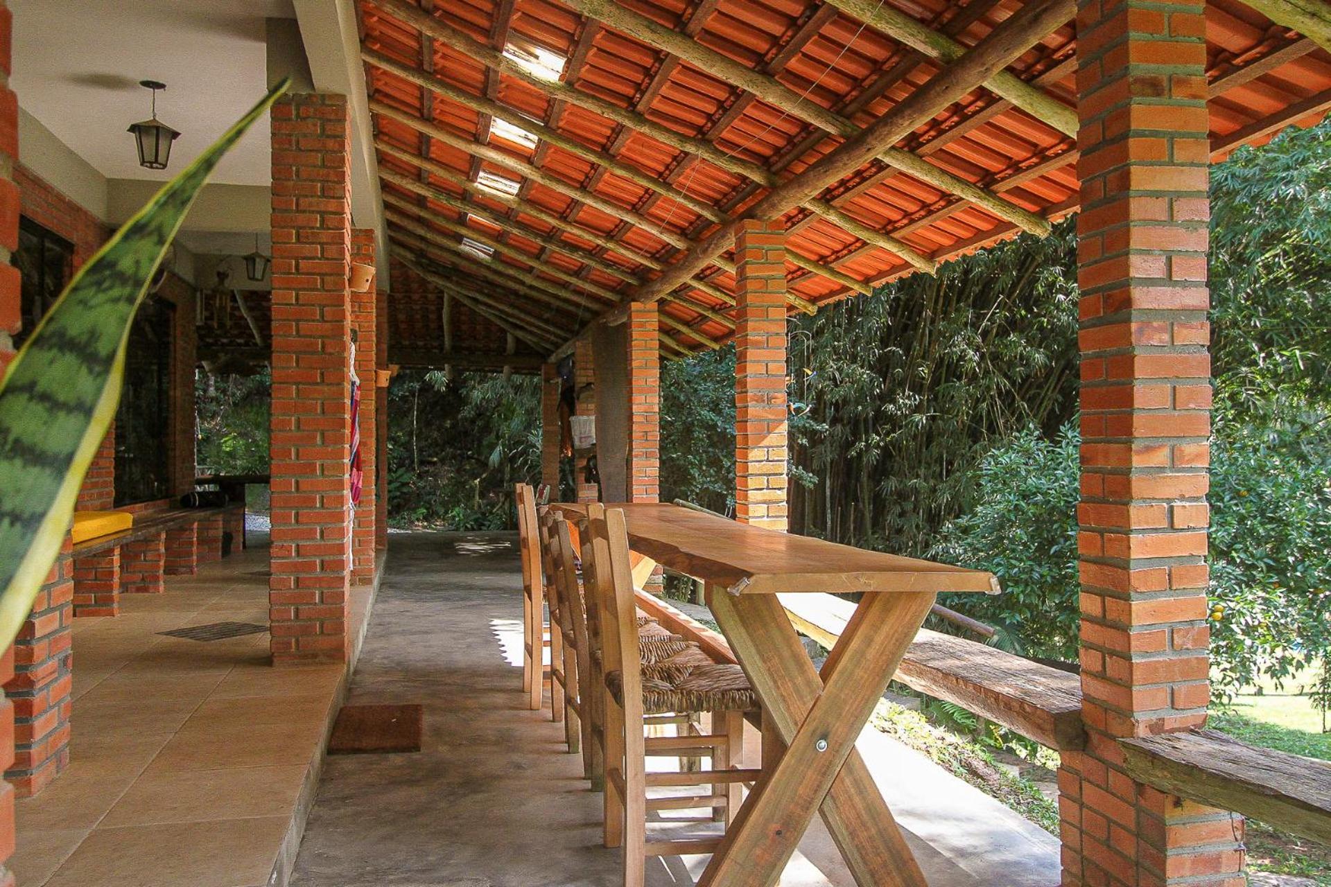 Com Cachoeira No Quintal