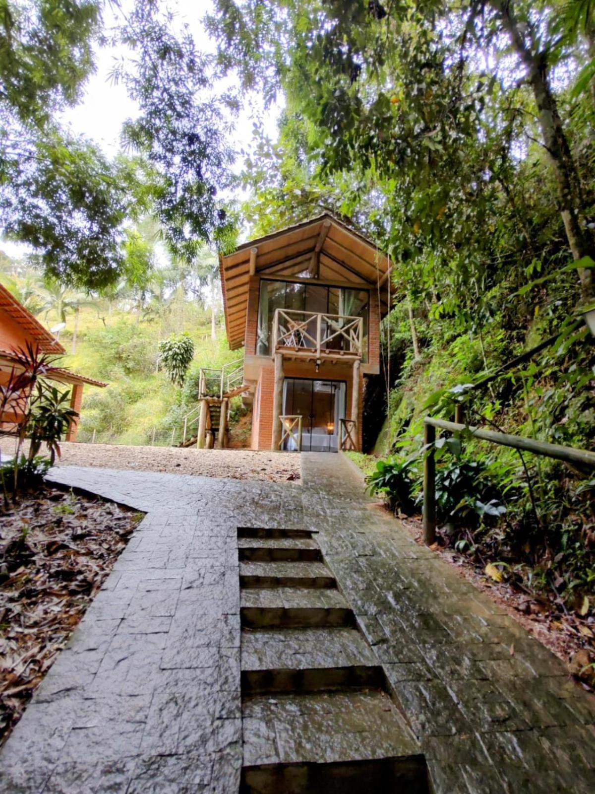 Com Cachoeira No Quintal Antonio Carlos