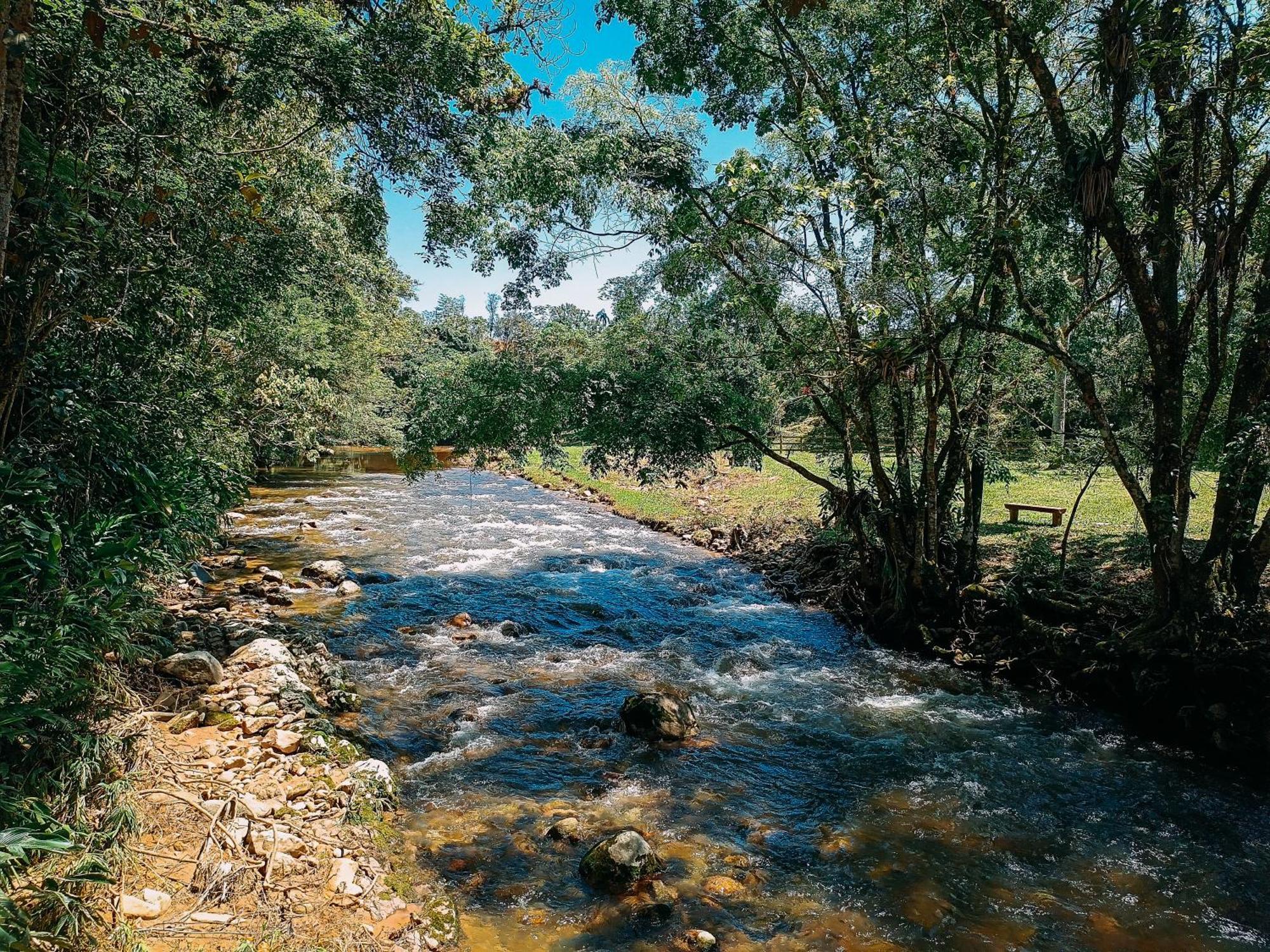 Alojamento de Turismo Selvagem Com Cachoeira No Quintal *