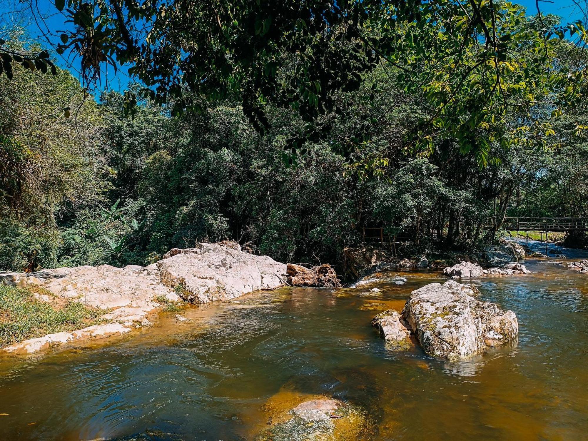 Com Cachoeira No Quintal