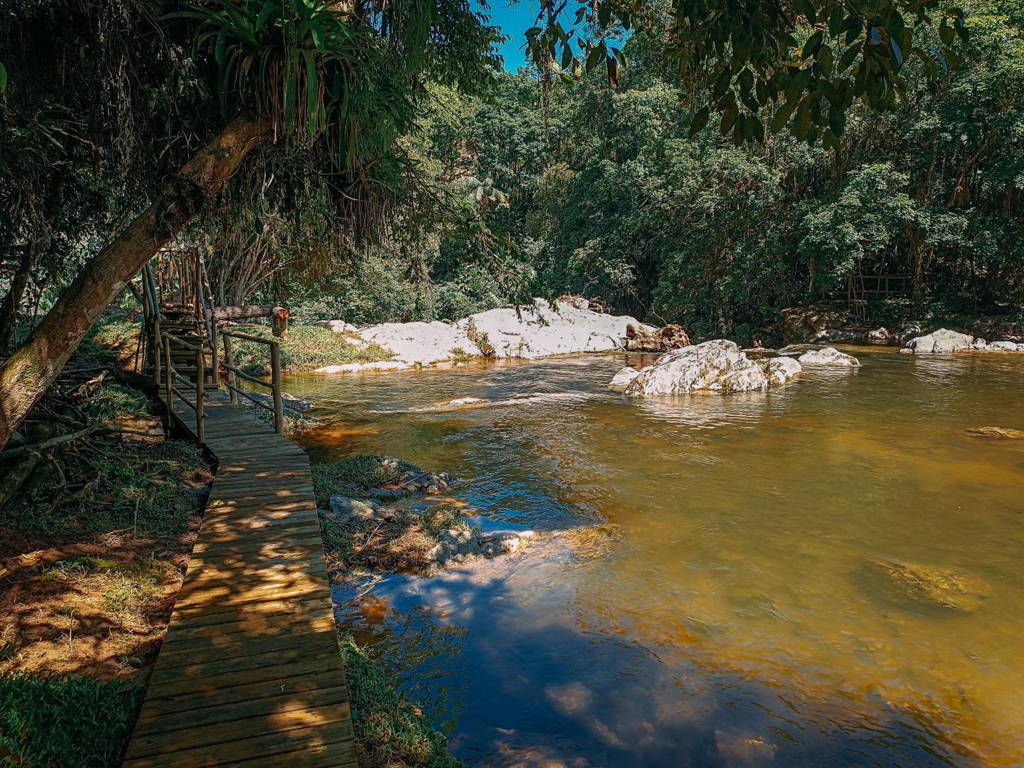 Com Cachoeira No Quintal Antonio Carlos