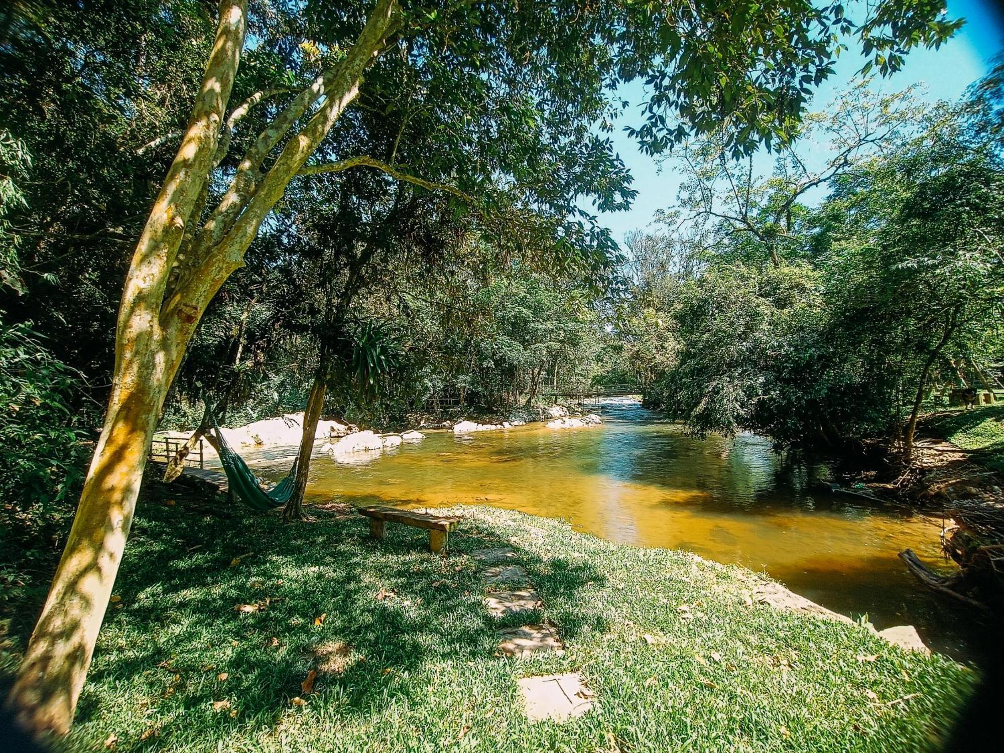 Com Cachoeira No Quintal